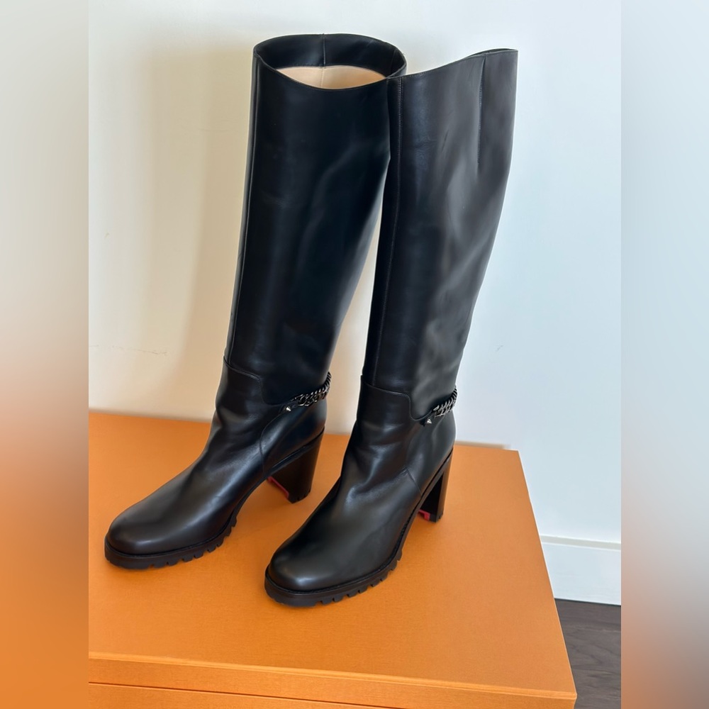 Sexy CHRISTIAN LOUBOUTIN
Napoleo 70 black leather chain boot. Size 42..